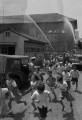 火災訓練　避難する児童＝熊本市の一新小学校