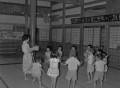 御堂で遊ぶ子どもたち＝上益城郡矢部地方
