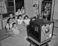 テレビのある家に集まった子どもたち＝熊本市内