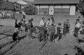 リヤカーで廃品回収する人吉西小学校の児童＝人吉市