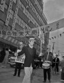 やはり重労働、チンドン屋さん＝熊本市手取本町