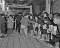 歳末助け合いの募金活動をする子どもたち＝熊本市下通の大洋デパ