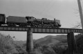 鉄橋をわたる機関車＝水俣市月浦