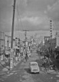 電柱が立ち並ぶ下通商店街＝熊本市