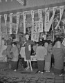 半額大売出しの衣料品店＝熊本市下通
