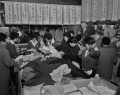 半額大売出しの衣料品店内＝熊本市下通