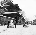雪ダルマづくり＝阿蘇郡一の宮町の阿蘇神社前