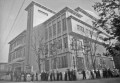 入試前の追い込み、開館を待つ学生たち＝熊本市の県立図書館前