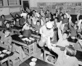 給食　おいしそいなパンだゾ＝熊本市の城東小学校