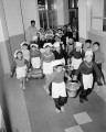 給食　食べ物と食器を運ぶ給食係の児童＝熊本市の城東小学校