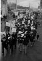 水俣市制１０周年　小学生の旗行列＝水俣市公会堂