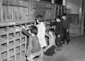 木製の靴箱＝熊本市の大江小学校