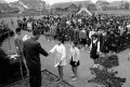 卒業式　校長先生と固い握手の女子児童＝熊本市の白川小学校
