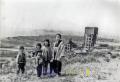 昭和35年4月　こくんぞう山頂で四山鉱をバックに。祖母と一緒に＝荒尾市四