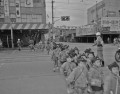 園児たちの交通安全教室＝熊本市の通町筋