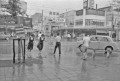 にわか雨、舗道に一陣の涼風＝熊本市の辛島町交差点