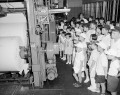 輪転機見学に訪れた子どもたち＝熊本市上通町の熊日本社