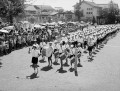 鼓笛隊のパレード＝熊本市の向山小学校