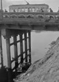 大甲橋下の白川に転落した小型乗用車＝熊本市水道町