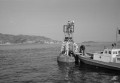 灯浮標の検査をする海上保安庁の「とじま」＝牛深市沖