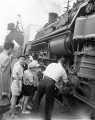 熊本鉄道管理局が小学生を招待　蒸気機関車の見学をする児童＝熊