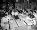 地区の子どもたちに勉強を教える大学生＝熊本市内