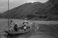 釣り客でにぎわうハエ釣り舟＝人吉市の球磨川