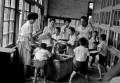 給食費の補助に廃品回収する父母と子どもたち＝荒尾市の平井小学