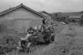 耕運機で桑畑へ出かける養蚕農家の人たち＝球磨郡錦村高原