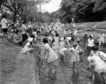 水遊び　親子連れでいっぱいの八景水谷公園＝熊本市