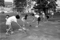 公園を清掃する子どもたち＝熊本市の花畑公園