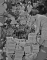 廃品回収をする湖東子ども会のお母さんたち＝熊本市湖東町