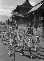阿蘇登山マラソン大会　阿蘇神社前をスタートする選手たち＝阿蘇