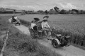 小型トラクターで農作業に出かける地区の人たち＝玉名郡横島村