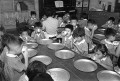 給食の時間＝熊本市の五福幼稚園