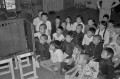 贈られたテレビを見る久蓮子小学校の児童ら＝八代郡泉村