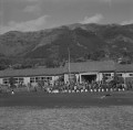 立野小学校校舎の児童たちの鼓笛隊＝阿蘇郡長陽村