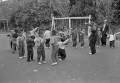 ミカン収穫期の臨時託児所で遊ぶ地区の子どもたち＝飽託郡河内町