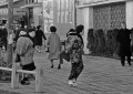 寒い日　ネンネコ姿の婦人たち＝熊本市手取本町