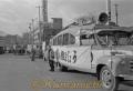 豆組合の宣伝パレードに登場した流線型バス＝熊本市手取本町