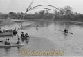 立春　魚採りの網とボート遊びの子どもたち＝熊本市の江津湖