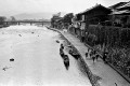 球磨川河畔　堤防を走る子どもたち＝人吉市