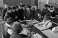 美術の授業　先生の指導をうける生徒たち＝熊本市の江南中学校