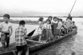 県下に豪雨　小舟で通学する画図小学校の児童＝熊本市