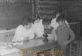学校に贈られた顕微鏡　先生と一緒にのぞき込む子どもたち＝阿蘇郡小国町の北