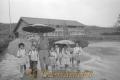 雨の日、先生と一緒に下校する子どもたち＝水俣市石飛の石坂川小学校石飛分校
