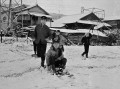 県内積雪　ソリ遊びの子どもたち＝水俣市内