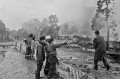 学校火災　消失した校舎を見る児童ら＝熊本市の向山小学校