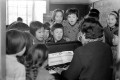 音楽授業　先生を囲んで＝熊本市内の小学校