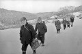 内牧小学校深葉分校　雪の中を登校してきた児童ら＝阿蘇郡阿蘇町